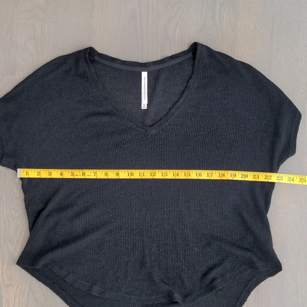 ARITZIA BABATON | T-shirt Oversized Open Knit V-Neck Scoop Hem, Black, Womens XS - Picture 9 of 10